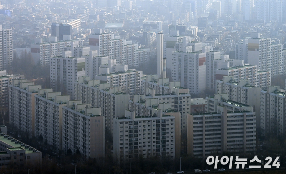 서울 강남구 삼성동 파르나스 타워에서 바라본 잠실 아파트 전경. [사진=김성진 기자]