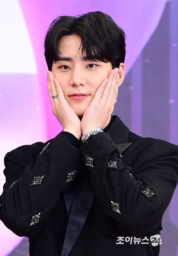 그룹 데이식스 영케이가 15일 오후 서울 여의도 KBS홀에서 열린 '2023 뮤직뱅크 글로벌 페스티벌' 레드카펫 포토월 행사에 참석하고 있다. [사진=정소희 기자]