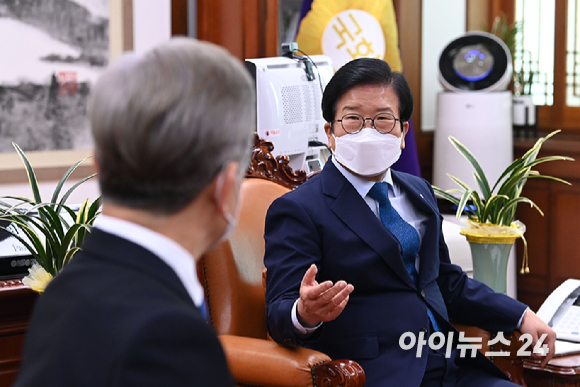이재명 더불어민주당 대선 후보가 1일 오전 서울 여의도 국회에서 박병석 국회의장을 예방해 대화를 하고 있다.