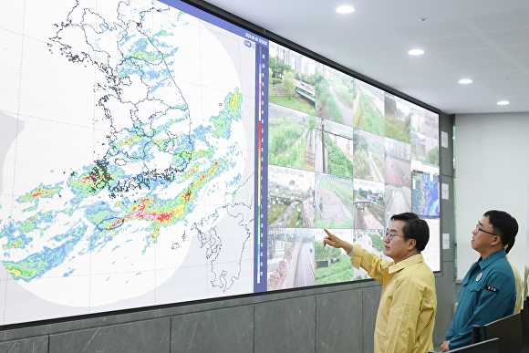 김동연 경기도지사가 경기도 재난안전상황실에서 호우 대처 상황을 점검하고 있다. [사진=경기도]