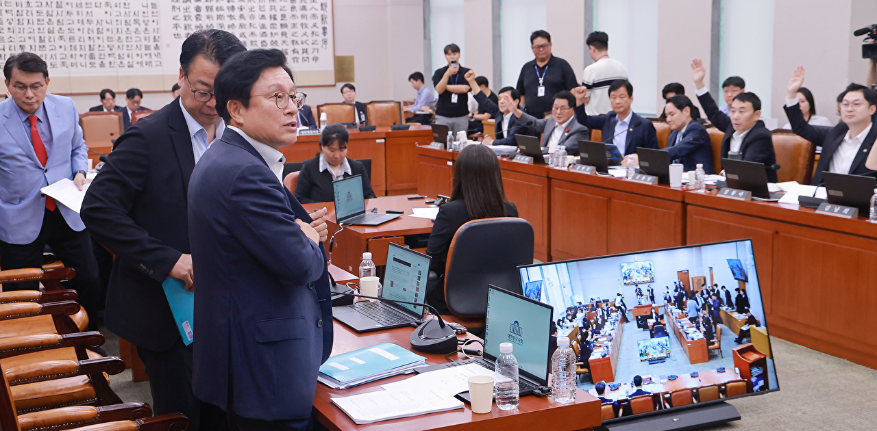 29일 국회에서 열린 법제사법위원회 전체회의에서 국민의힘 법사위원들이 검사의 보완수사권 폐지를 골자로 한 형사소송법 개정안 처리에 반대하며 퇴장하고 있다. 2026.7.29 [사진=연합뉴스]