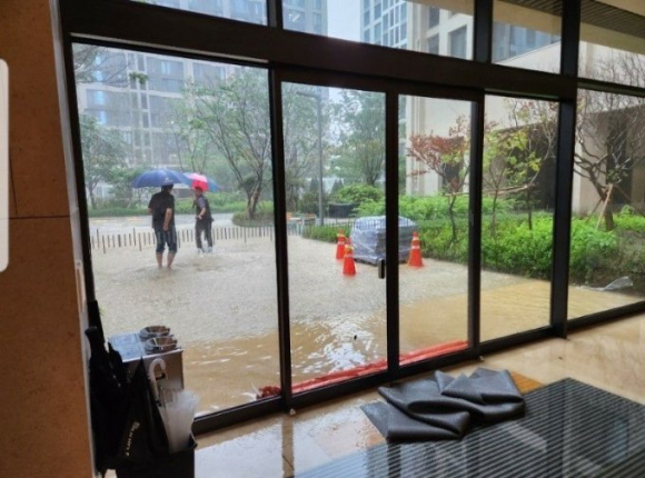 지난 11일 서울 강남구 개포동 '개포자이 프레지던스' 내부로 빗물이 들어오고 있다. [사진=온라인 커뮤니티]