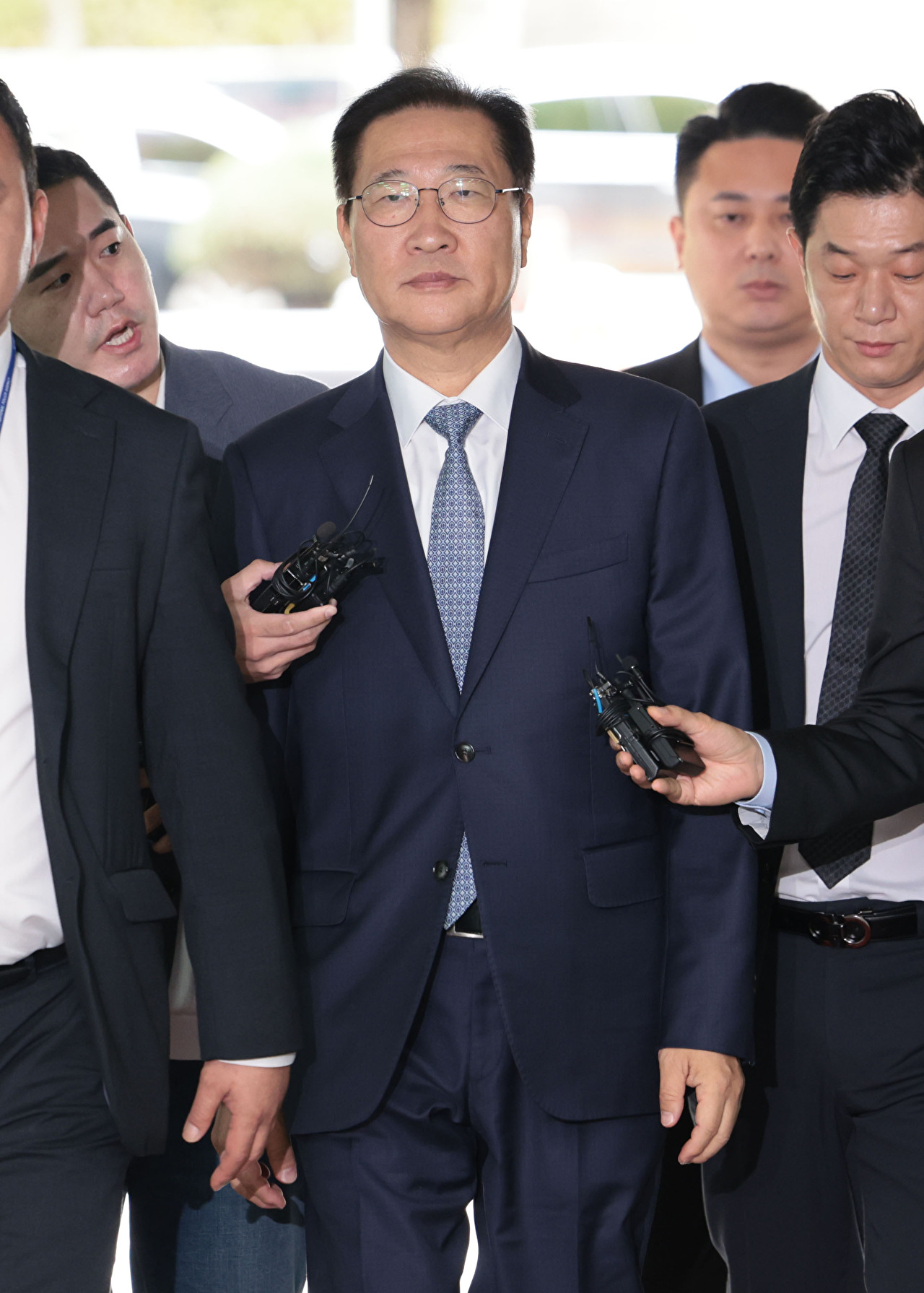 윤석열 전 대통령의 12·3 비상계엄 선포를 방조·가담한 혐의를 받는 박성재 전 법무부 장관이 14일 구속 전 피의자 심문(영장실질심사)을 받기 위해 서울 서초구 서울중앙지방법원으로 들어서고 있다. 2025.10.14 [사진=연합뉴스]