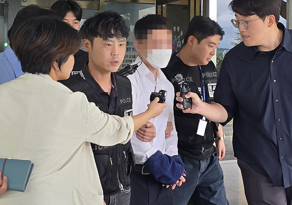 시험기간 중 학교에 무단 침입한 혐의(건조물 침입 등)로 구속 영장이 청구된 학부모 B(40대)씨가 15일 대구지법 안동지원에서 구속 전 피의자 심문(영장실질심사)을 받은 후 취재진에게 질문을 받고 있다. 2025.7.15 [사진=연합뉴스]