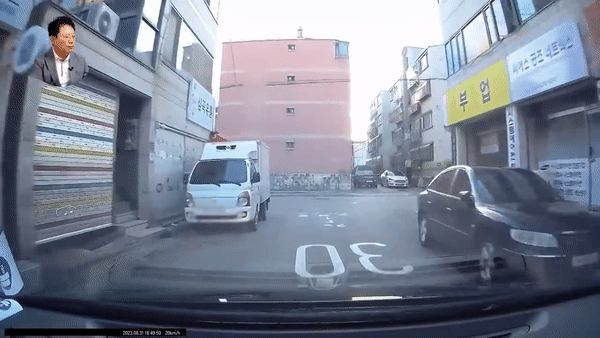 한 운전자가 지난 5월 31일 경남 양산시에 있는 한 골목길에서 천천히 주행하던 중 자전거와 사고가 난 가운데 90% 상당 과실이 측정될 수 있어 억울함을 호소했다. [영상=유튜브 '한문철TV']