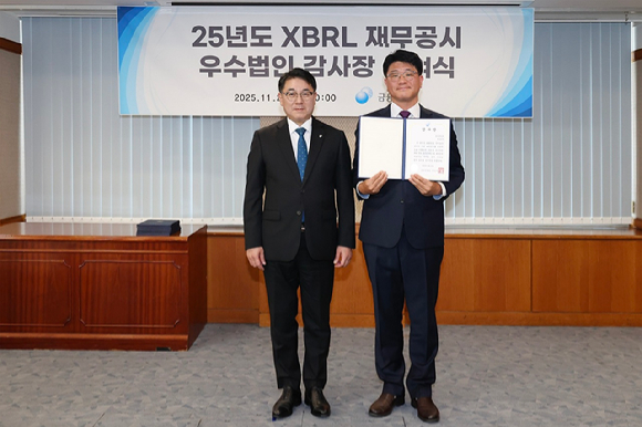 20일 &lsquo;XBRL 재무공시 우수법인 시상식&rsquo;에서 한미반도체 김종수 이사(오른쪽)와 이승우 금융감독원 부원장보가 기념촬영을 하고 있다. [사진=한미반도체]