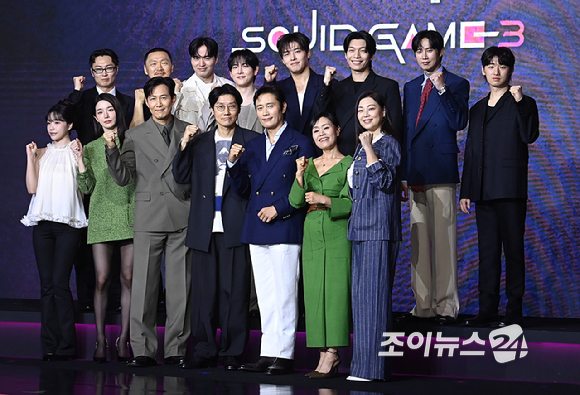 배우 노재원, 양동근, 이진욱, 임시완, 강하늘, 위하준, 박성훈, 이다윗, 채국희, 강애심, 이병헌, 황동혁 감독, 이정재, 박규영, 조유리가 9일 서울 용산구 서울드래곤시티에서 열린 오징어 게임 시즌3 제작발표회에서 포토타임을 갖고 있다. [사진=곽영래 기자]
