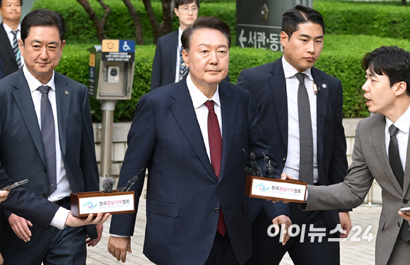 12·3 비상계엄 사태와 관련해 내란 우두머리 혐의 등으로 기소된 윤석열 전 대통령이 12일 서울 서초구 서울중앙지방법원에서 열린 3차 공판을 마친 뒤 법원을 나서고 있다. [사진=사진공동취재단]