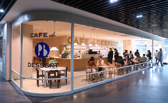 파리바게뜨 디저트 특화 매장 '카페 드 디저트'. [사진=파리바게뜨]