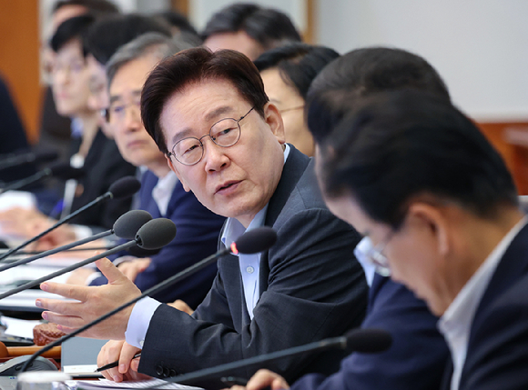이재명 대통령이 4일 청와대에서 열린 국무회의에서 구윤철 부총리 겸 재정경제부 장관에게 질문하고 있다. 2026.8.4 [청와대통신사진기자단] [사진=연합뉴스]