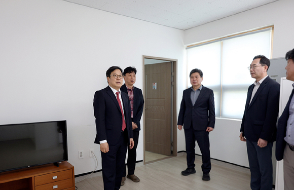박인환 우정사업본부장(왼쪽)이 지난 11일 전북 무주군 관계자들과 무풍우체국 이전 장소인 의용소방대 유휴공간을 살펴보고 있다. [사진=우본]