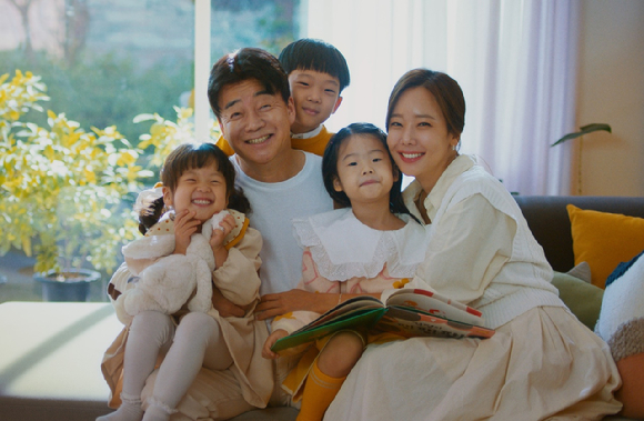 백종원, 소유진 가족이 다 함께 출연한 통신사 모델료 전액을 사랑의열매에 기부했다. [사진=LG유플러스]