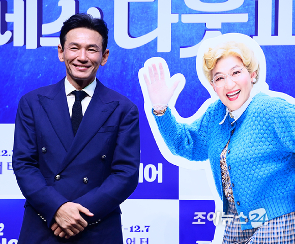 배우 황정민이 2일 오후 서울 서대문구 이화여자대학교 삼성홀에서 열린 뮤지컬 '미세스 다웃파이어' 제작발표회에 참석하고 있다. [사진=정소희 기자]