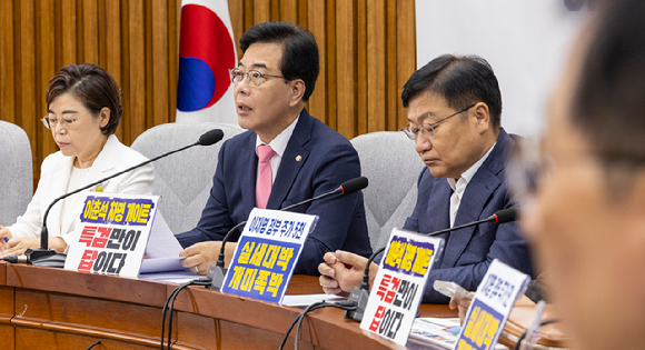 국민의힘 송언석 비상대책위원장 겸 원내대표가 8일 국회에서 열린 원내정책회의에서 '이춘석 특검' 추진과 관련한 발언을 하고 있다. [사진=연합뉴스]