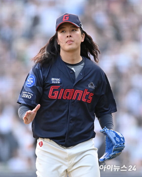 롯데 김원중이 1일 오후 서울 잠실야구장에서 열린 '2023 신한은행 SOL KBO리그' 두산 베어스와 롯데 자이언츠의 개막전 경기, 9회말 2사 1루 상황에서 두산 김재호를 중견수 플라이로 아웃시킨 후 박수치고 있다. [사진=김성진 기자]