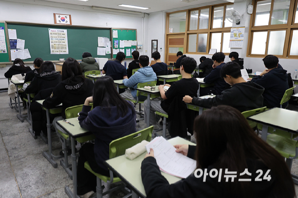 2026년 3월 전국연합학력평가가 실시된 24일 오전 서울 금천구 금천고등학교에서 학생들이 시험을 준비하고 있다. [사진=사진공동취재단]