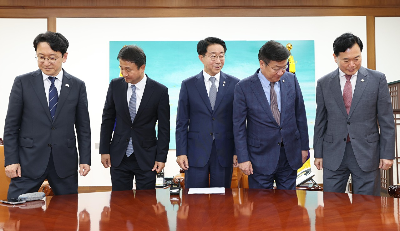 조정식 국회의장(가운데)이 22일 국회의장실에서 의장 주재 여야 원내대표 회동에 앞서 기념 촬영을 마치고 를 보고 있다.왼쪽부터 더불어민주당 천준호 원내운영수석부대표와 한병도 원내대표, 조 의장, 국민의힘 정점식 원내대표와 김승수 원내운영수석부대표. 2026.6.22 [공동취재] [사진=연합뉴스]