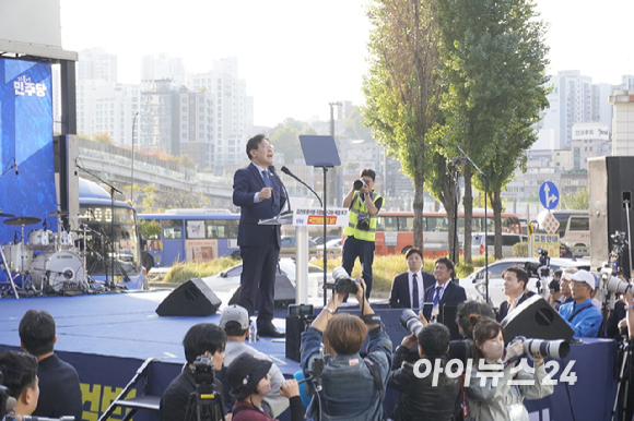 이재명 더불어민주당 대표가 2일 서울역 인근에서 진행된 '김건희·윤석열 국정농단 규탄·특검촉구 국민행동의 날' 집회에 참여해 단상에 올라 연설하고 있다.  [사진=라창현 기자]