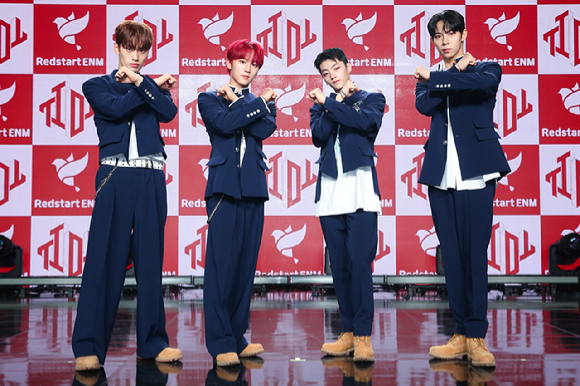 티아이오티가 23일 서울 강남구 일지아트홀에서 프리 데뷔 앨범 'Frame the Blueprint: Prelude to Possibilities' 발매 기념 쇼케이스에서 포즈를 취하고 있다. [사진=레드스타트이엔엠]