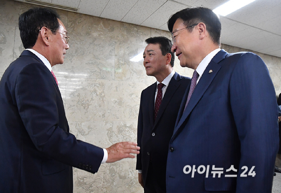 국민의힘 차기 원내대표 선거에 출마한 김도읍&middot;정점식&middot;성일종(기호순) 의원이 9일 서울 여의도 국회에서 열린 초&middot;재선 의원 공동 주최 원내대표 후보자 초청 간담회에 앞서 대화를 나누고 있다.[사진=곽영래 기자]