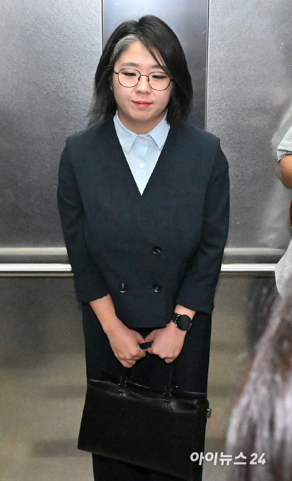 용혜인 성평등가족부 장관 후보자가 2일 서울 서대문구에 마련된 인사청문회 준비 사무실로 출근하고 있다. [사진=곽영래 기자]