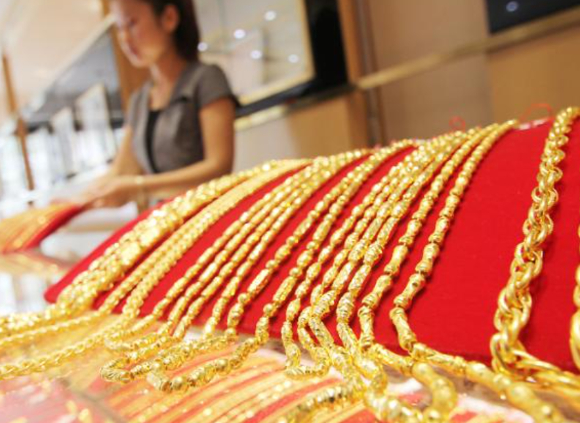 중국의 한 매장에서 금 목걸이를 판매하고 있다. [사진=바이두 갈무리 ]