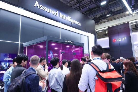 스페인 바르셀로나 피라 그란 비아(Fira Gran Via) 제3홀 전시장에 마련된 LG유플러스 안티딥보이스 체험존에서 참관객들이 자신의 목소리와 AI 음성을 구분하는 체험을 진행하는 모습. [사진=LGU+]