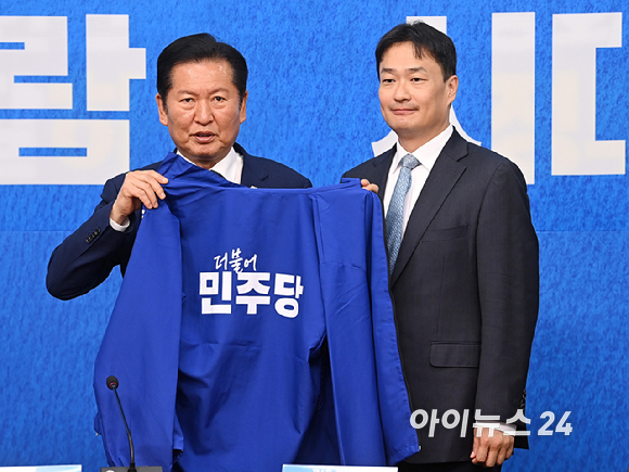 정청래 더불어민주당 대표와 김영빈 변호사가 8일 서울 여의도 국회에서 열린 더불어민주당 4차 인재영입식에서 기념촬영을 하고 있다. [사진=곽영래 기자 ]