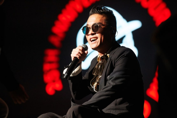 &apos;6년만 복귀&apos; 김건모 &quot;오늘부터 다시 1일, 많이 늙었죠?&quot; 귀환