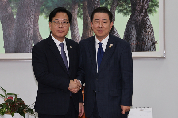 더불어민주당 김병기 원내대표와 국민의힘 송언석 원내대표(왼쪽)가 25일 서울 여의도 국회에서 대장동 사건 항소포기 여야 국정조사 등 쟁점에 대해 협상하기에 앞서 악수하고 있다. [사진=연합뉴스]