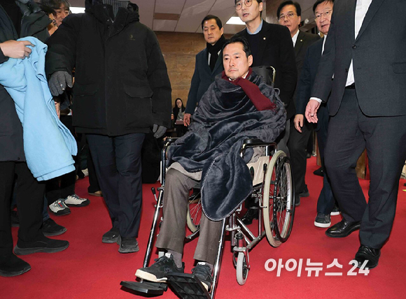 통일교&middot;공천헌금 '쌍특검'을 요구하며 8일째 단식을 진행 중인 장동혁 국민의힘 대표가 22일 서울 여의도 국회에서 단식을 중단하고 병원으로 이송되고 있다. [사진=곽영래 기자]