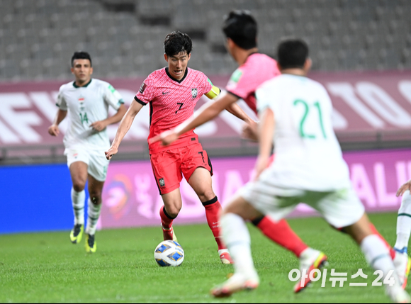 한국 손흥민이 2일 오후 서울월드컵경기장에서 진행된 '2022 카타르 월드컵' 아시아 지역 최종예선 A조 1차전 대한민국과 이라크의 경기에서 패스를 시도하고 있다.