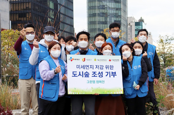 CJ대한통운 직원들이 나무심기를 마치고 서울시 중구 삼각동에 위치한 교통섬에서 기념사진촬영을 하고 있다. [사진=CJ대한통운]