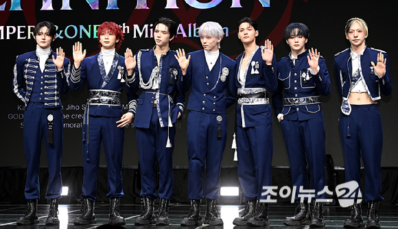 그룹 앰퍼샌드원(AMPERS&ONE)이 8일 서울 용산구 노들섬 라이브하우스에서 열린 미니 4집 '데피니션'(DEFINITION) 발매 기념 쇼케이스에서 포토타임을 갖고 있다. [사진=곽영래 기자]