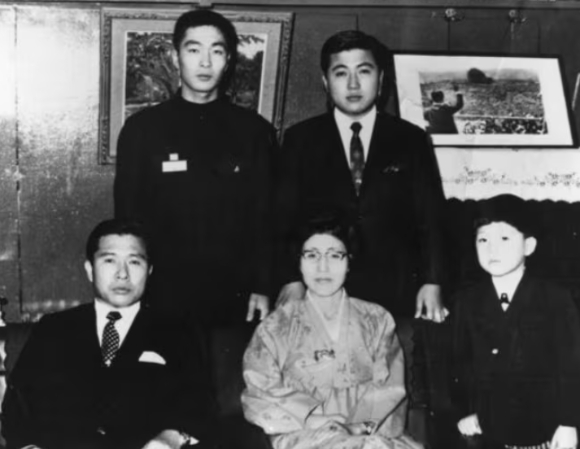 김대중 전 대통령 서거 7주기 추도식이 지난 2016년 서울 동작동 국립현충원 현충관에서 열려 김 전 대통령의 아들 김홍업 전 의원이 헌화한 뒤 돌아서고 있다. [사진=아이뉴스24포토DB]