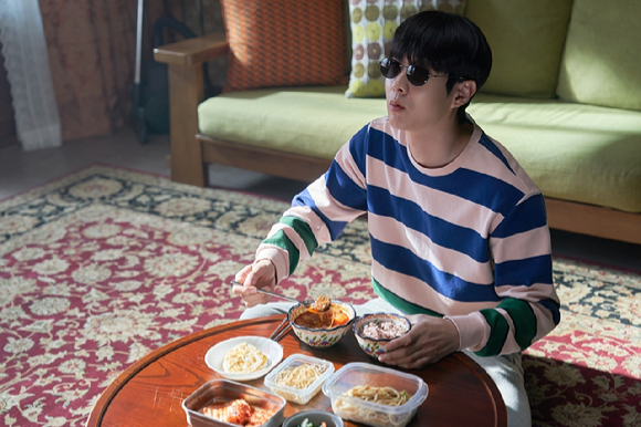 배우 최우식이 영화 '넘버원'에서 열연하고 있다. [사진=㈜바이포엠스튜디오]