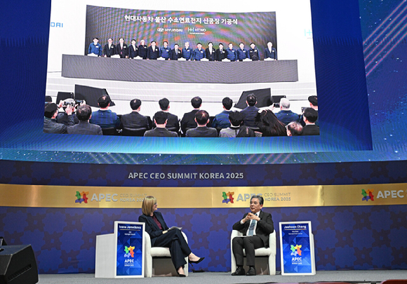 (왼쪽부터)이바나 제멜코바 수소위원회 CEO, 장재훈 현대차그룹 부회장이 APEC CEO 서밋 수소 세션에서 대담하고 있다. [사진=현대자동차그룹]