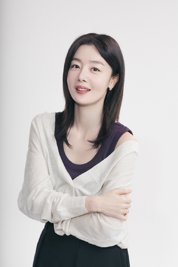 배우 한선화가 영화 '교생실습' 인터뷰에 앞서 포즈를 취하고 있다. [사진=고스트스튜디오]