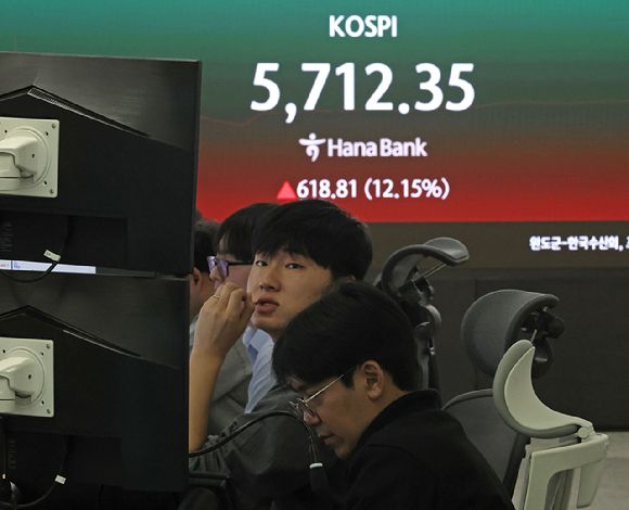 5일 오전 서울 중구 하나은행 본점 딜링룸에서 딜러가 업무를 보고 있는 모습. [사진=연합뉴스]