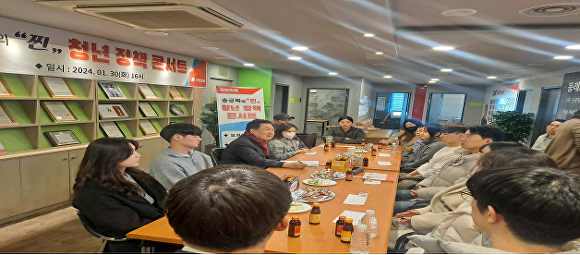 송긍복 부산광역시 동래구 예비후보가 ‘송긍복의 ‘찐’ 청년정책 콘서트’를 열고 청년들과 소통하고 있다. [사진=송긍복 예비후보 선거캠프]