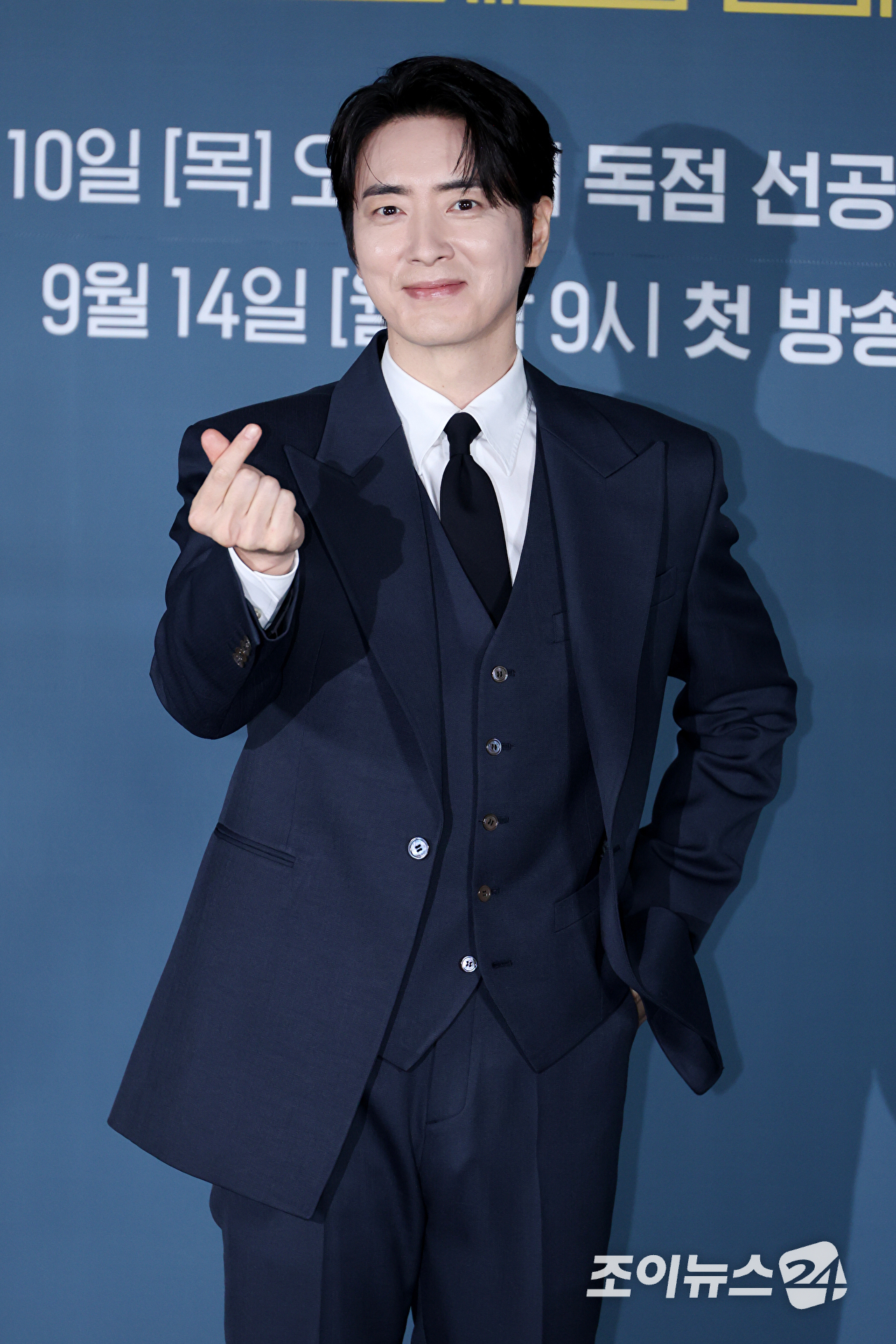 배우 이준혁이 8일 오전 서울 용산구 CGV 용산아이파크몰점에서 진행된 티빙 오리지널 '로또 1등도 출근합니다' 제작발표회에 참석해 포즈를 취하고 있다. [사진=문수지 기자]