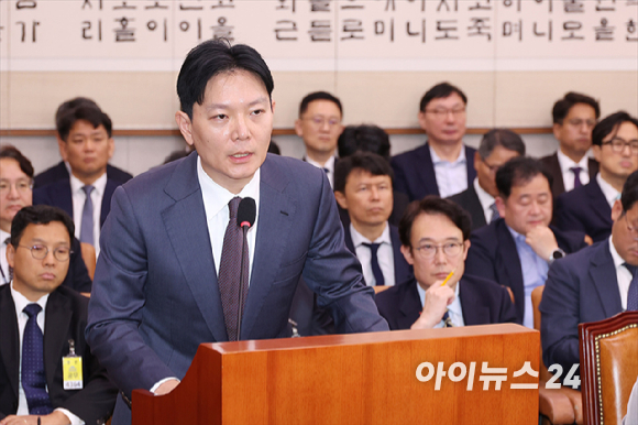 이화영 전 경기도 평화부지사의 대북 송금 사건을 수사했던 박상용 법무연수원 교수가 14일 서울 여의도 국회에서 열린 국회 법제사법위원회 법무부 등에 대한 국정감사에서 질의에 답변하고 있다. [사진=곽영래 기자]