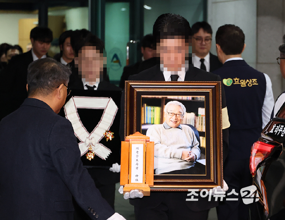 27일 오전 서울 송파구 서울아산병원 장례식장에서 배우 故 이순재의 발인식이 엄수되고 있다. [사진=곽영래 기자]