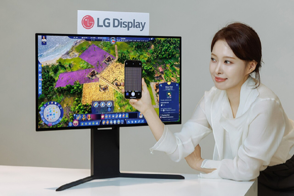 LG디스플레이의 세계 최초 240Hz RGB 스트라이프 구조가 적용된 OLED 패널을 모델이 보여주고 있다. [사진=LG디스플레이]