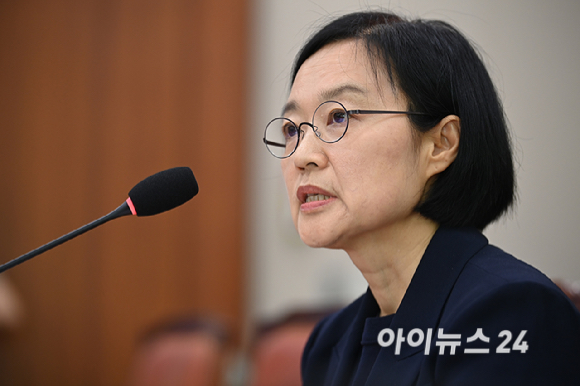 한성숙 중소벤처기업부 장관 후보자가 15일 오전 서울 여의도 국회 산업통산자원중소벤처기업위원회에서 열린 인사청문회에서 질의에 답변하고 있다. [사진=곽영래 기자]