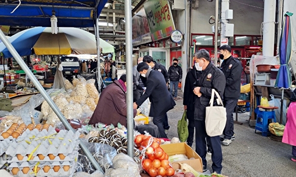 25일 영천시가 설 명절 대비 물가안정 특별 대책기간을 운영, 합동지도단속을 실시하고 있다. [사진=영천시청]