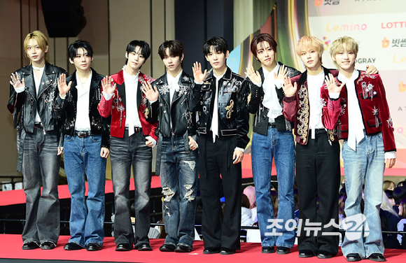 그룹 아홉(AHOF)이 25일 오후 인천광역시 중구 운서동 인스파이어 아레나에서 열린 '2025 SBS 가요대전' 레드카펫 행사에 참석하고 있다. [사진=정소희 기자]