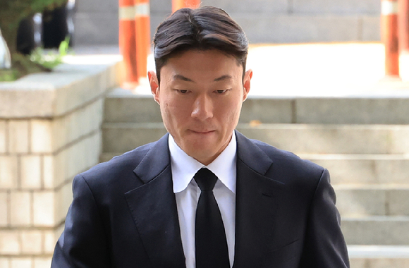 축구선수 황의조 씨가 지난 9월 4일 서울 서초구 서울중앙지법에서 열린 성폭력범죄의 처벌 등에 관한 특례법 위반(카메라 등 이용촬영) 혐의 2심 선고재판에 출석하고 있다. [사진=연합뉴스]