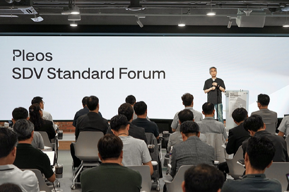 송창현 현대차·기아 AVP본부장 사장이 지난 8월 20일 경기도 판교 소프트웨어드림센터 사옥에서 열린 '플레오스(Pleos) SDV 스탠다드 포럼'에서 발표하고 있다. [사진=현대자동차그룹]