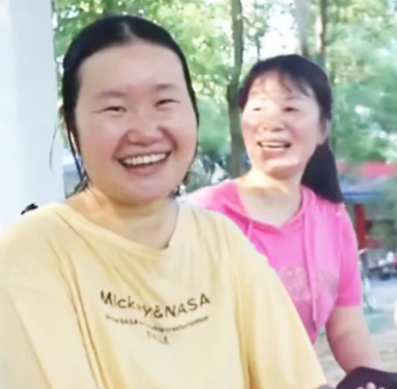 의사들이 불가능하다고 본 혼수상태 딸이 어머니의 10년간 '스퀘어 댄스 재활' 끝에 기적적으로 깨어난 사연이 공개됐다. 사진은 양팡 씨(왼쪽)와 어머니 샤오쉐페이. [사진=바이두 갈무리]